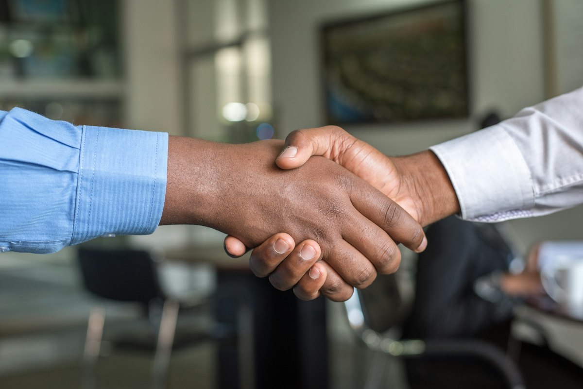 Poignée de main professionnelle — confiance artisan et client