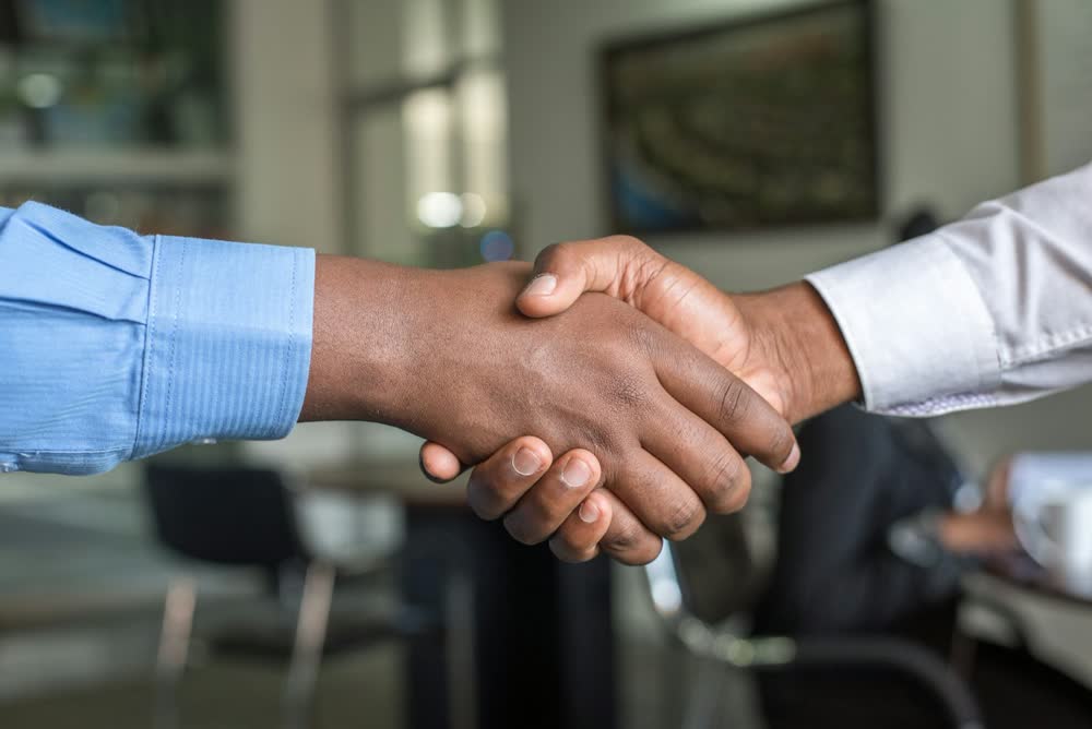 Poignée de main — accord clair entre artisan et client